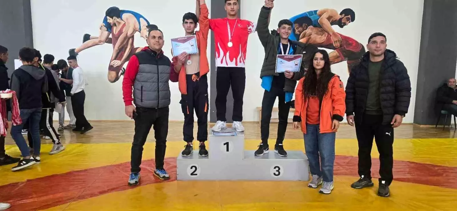 Bitlis’te Okullar Arası Güreş Müsabakaları