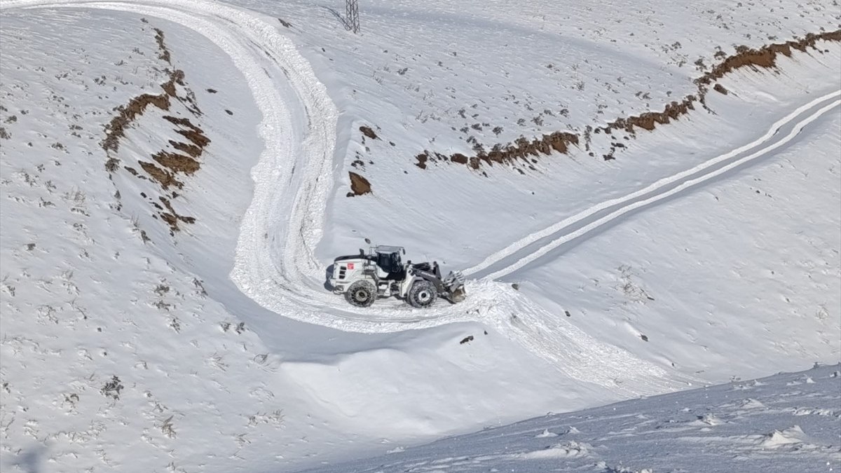 Hakkari’de üs bölgelerinin yolunda karla mücadele çalışması yapılıyor