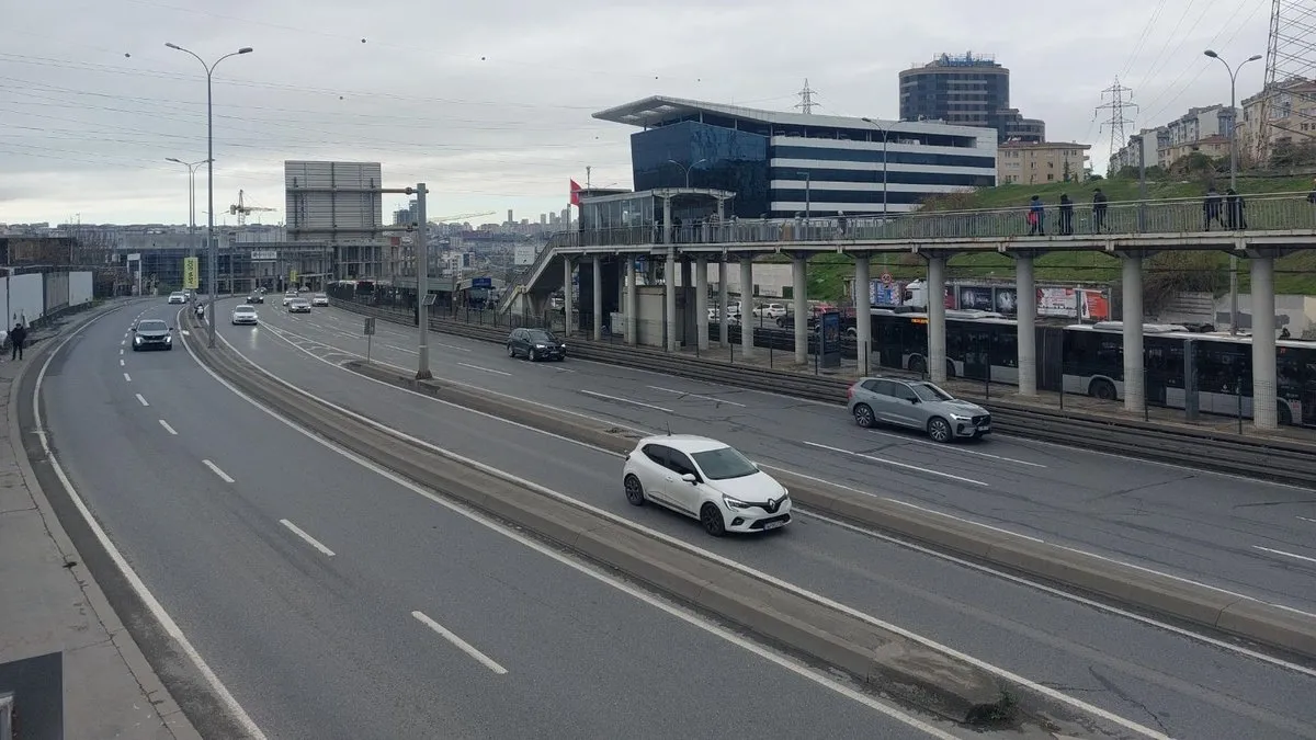 İBB’nin 20 yıl ömür biçtiği beyaz yol dökülmeye başladı