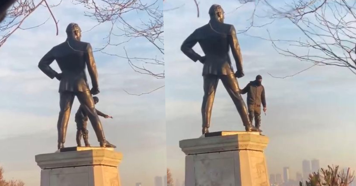 Atatürk anıtına çirkin saldırı!