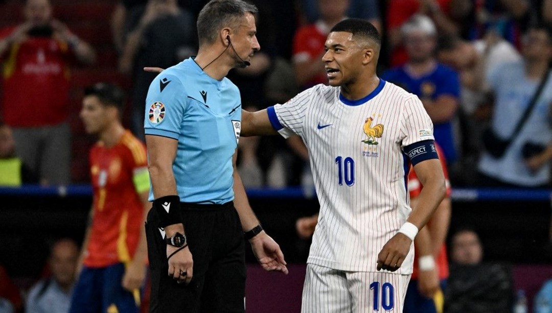 Derbide dÃ¼dÃ¼k Ã§alacak Slavko Vincic’in yÃ¶nettiÄi maÃ§lar: Milli futbolcuya aldatmaya yÃ¶nelik hareketten kart gÃ¶stermiÅti