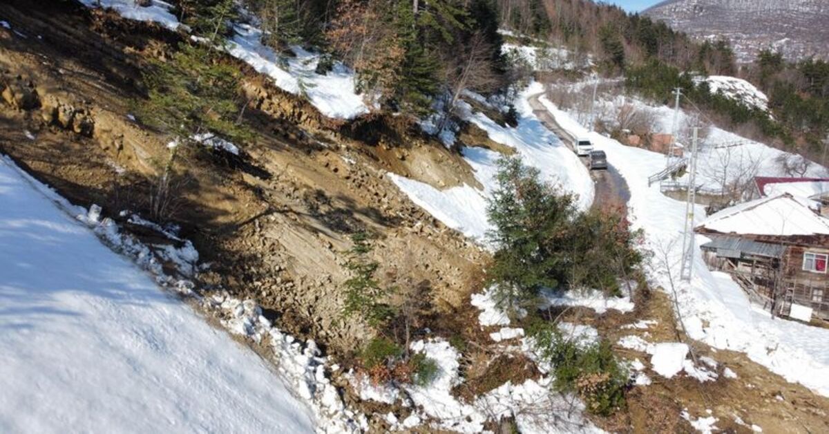 Sinop’ta heyelan köy yolunu kapattı